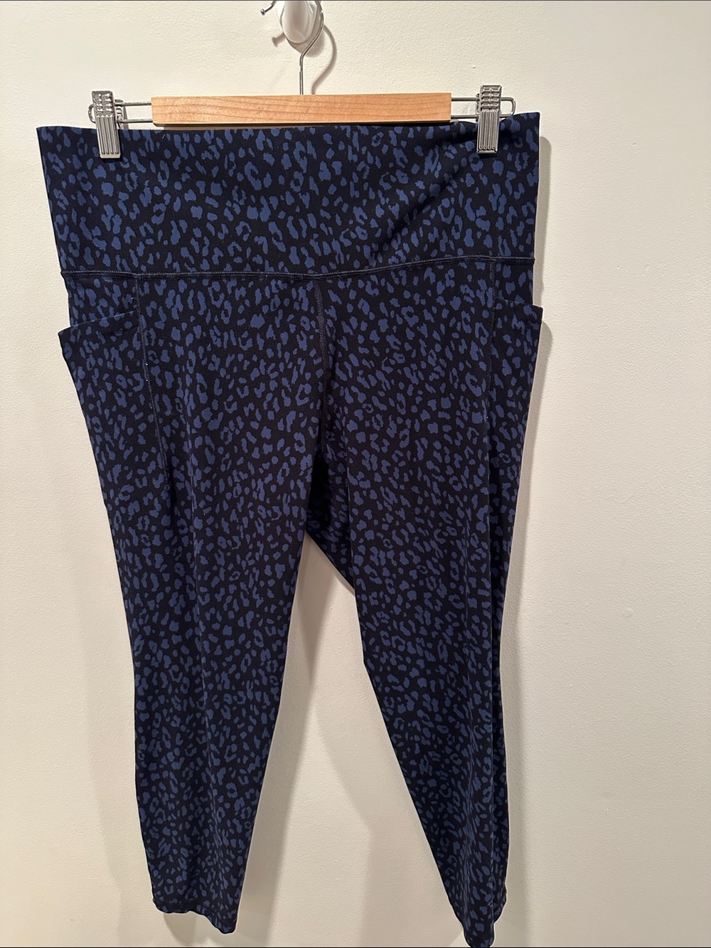 Athleta Salutation Stash Pocket 7/8 Legging-Blue Animal Print